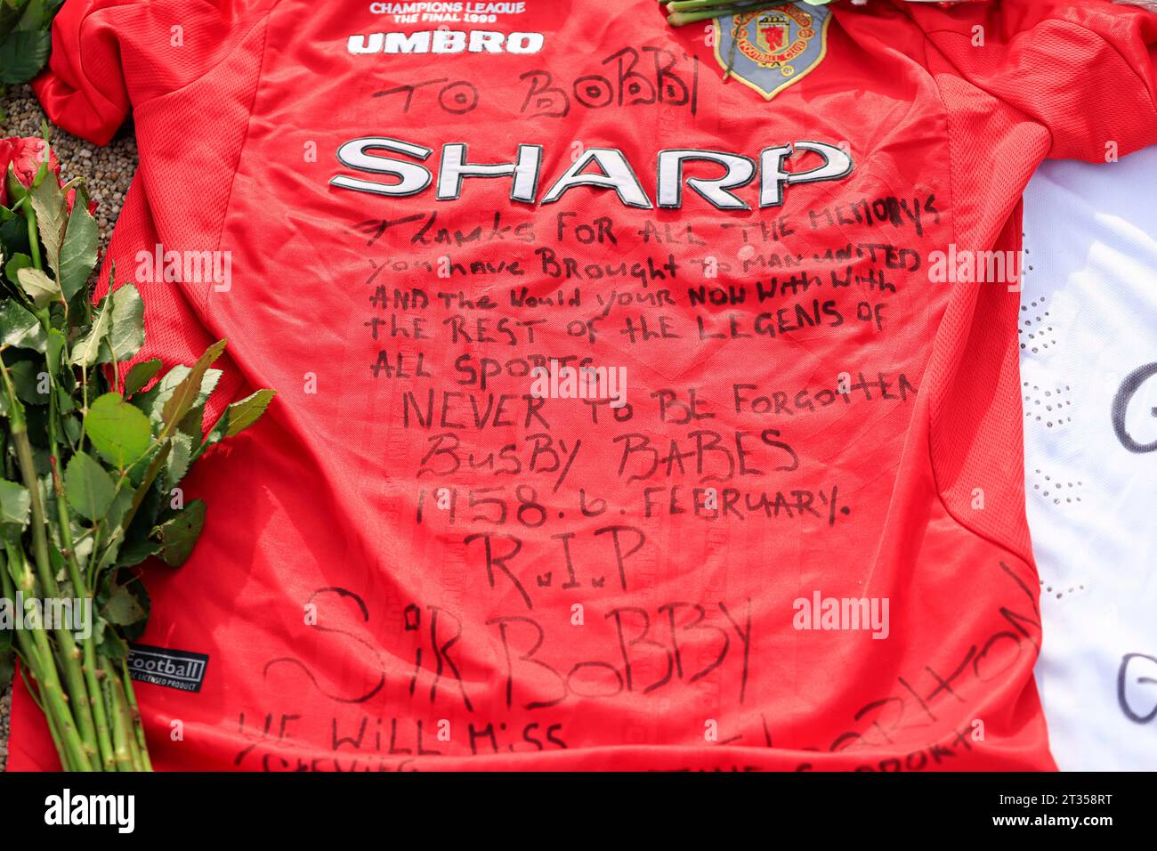 Omaggio scritto al defunto Sir Bobby Charlton fuori Old Trafford, Manchester, Regno Unito, 23 ottobre 2023 (foto di Conor Molloy/News Images) Foto Stock