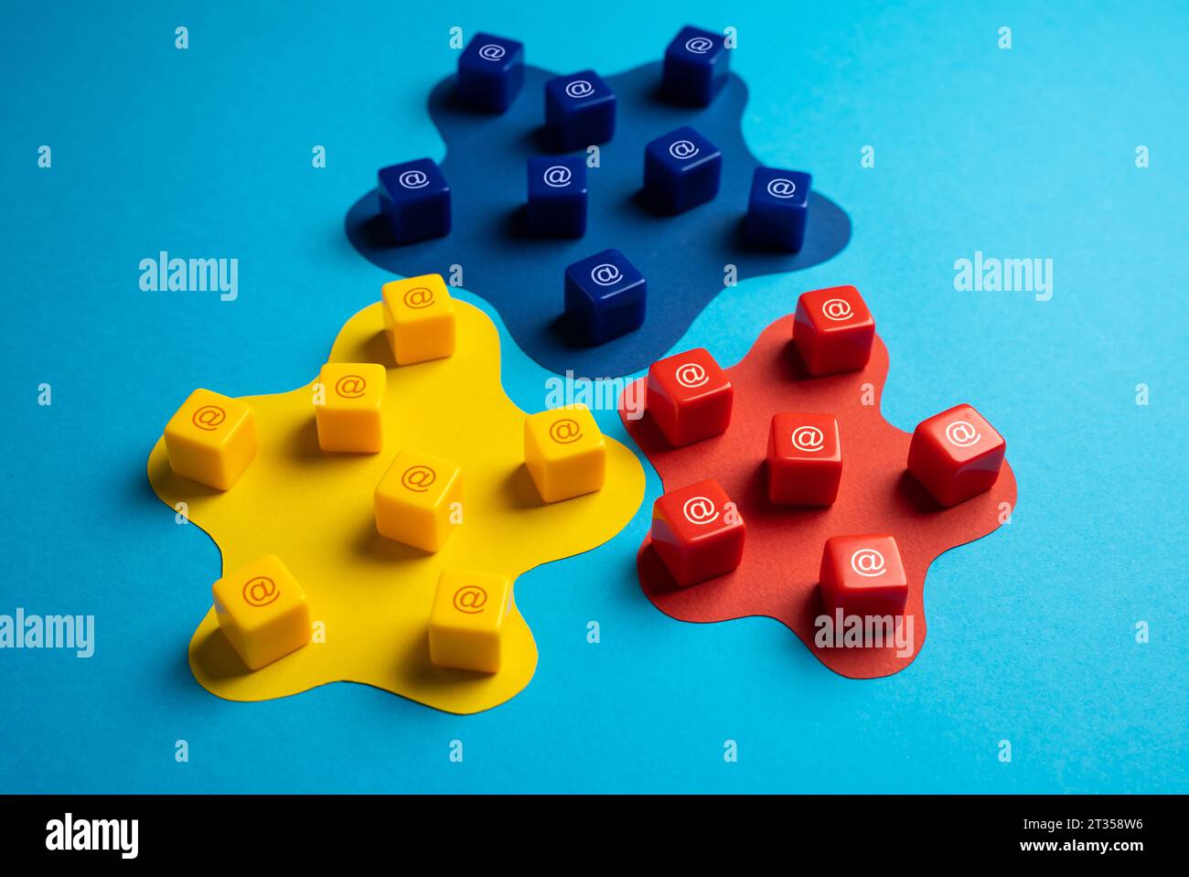 Le aree dei domini Internet aiutano a organizzare e gestire gli indirizzi Web. DNS del sistema dei nomi di dominio. Influenza sulla presenza locale o globale. Promuovere le aziende Foto Stock