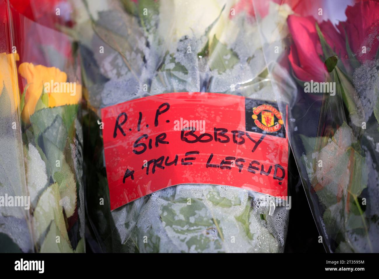 Omaggio scritto al defunto Sir Bobby Charlton fuori Old Trafford, Manchester, Regno Unito, 23 ottobre 2023 (foto di Conor Molloy/News Images) Foto Stock