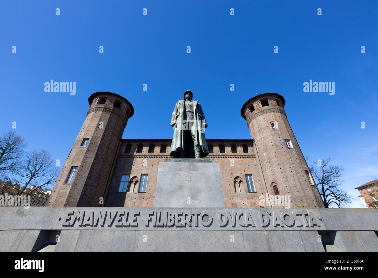 TORINO (TORINO), ITALIA, 25 MARZO 2023 - Vista del Castello di Acaja con il Monumento di Emanuele Filiberto Duca d'Aosta in Piazza Castello, Torino, Italia Foto Stock