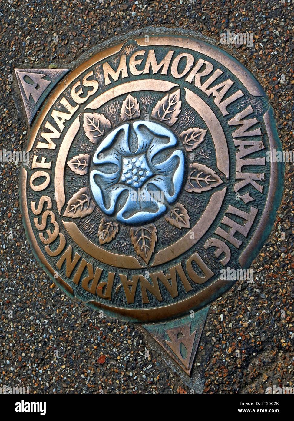 The Diana Princess of Wales Memorial Walkway at the Serpentine, St James Park, 42 The Mall, Londra, Inghilterra, SW1A 2BJ Foto Stock