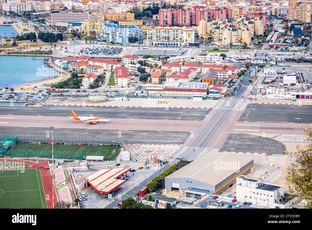 Gibilterra, gennaio 26 2023: Ingresso al confine di Gibilterra sulla pista dell'aeroporto. Persone in attesa di atterrare l'aereo per entrare a Gibilterra solo attraverso il roa Foto Stock