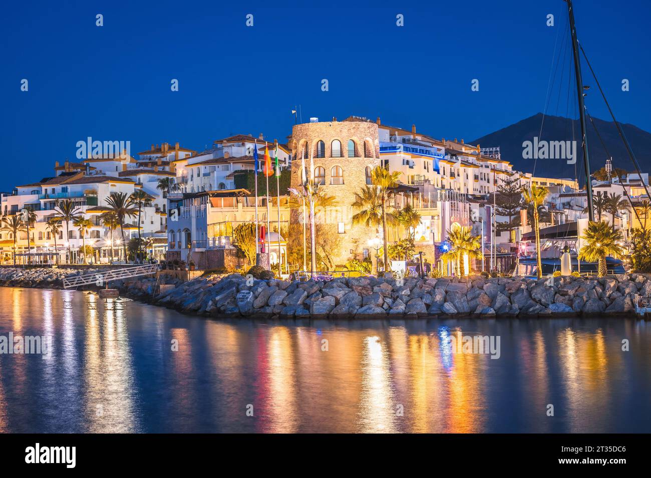 Famoso Puerto Banus vicino a Marbella vista alba, Andalusia regione della Spagna Foto Stock