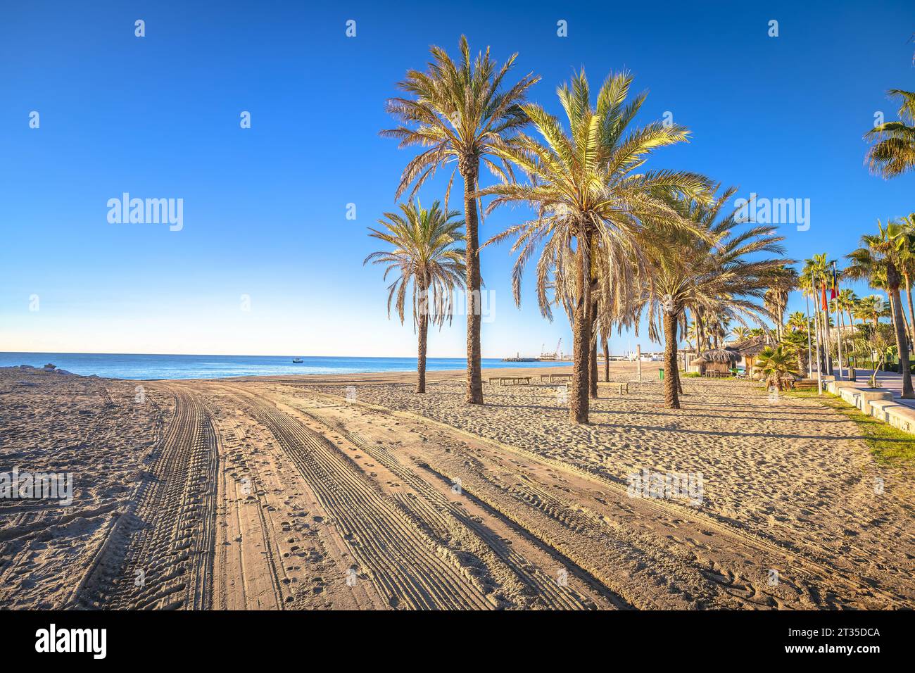 Puerto Banus vicino alla spiaggia di sabbia di Marbella vista mattutina, Andalusia regione della Spagna Foto Stock