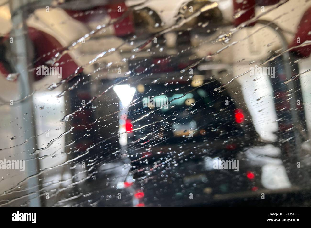 Striature d'acqua sul parabrezza dall'interno dell'autolavaggio interno USA Foto Stock