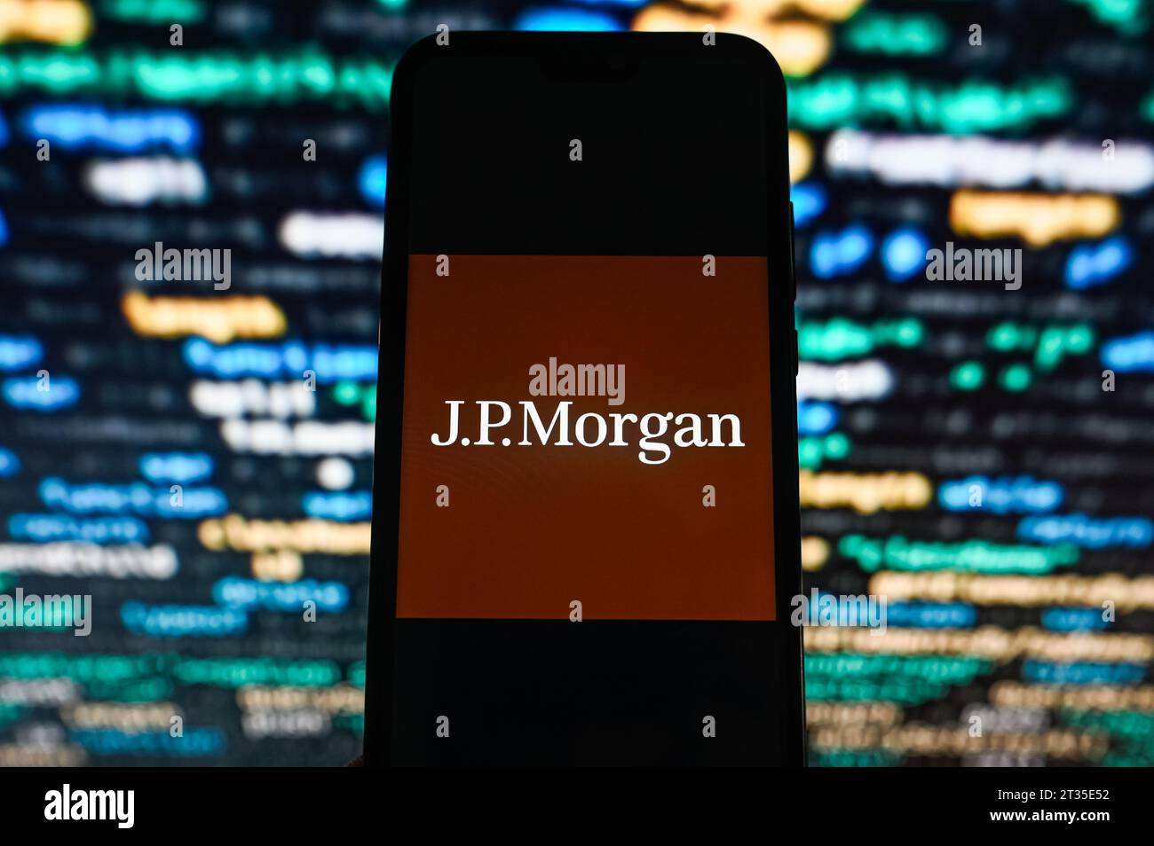 In questa foto, un logo JP Morgan visualizzato su uno smartphone con codifica sullo sfondo. (Foto di Omar Marques / SOPA Images / Sipa USA) *** rigorosamente per scopi editoriali *** Foto Stock