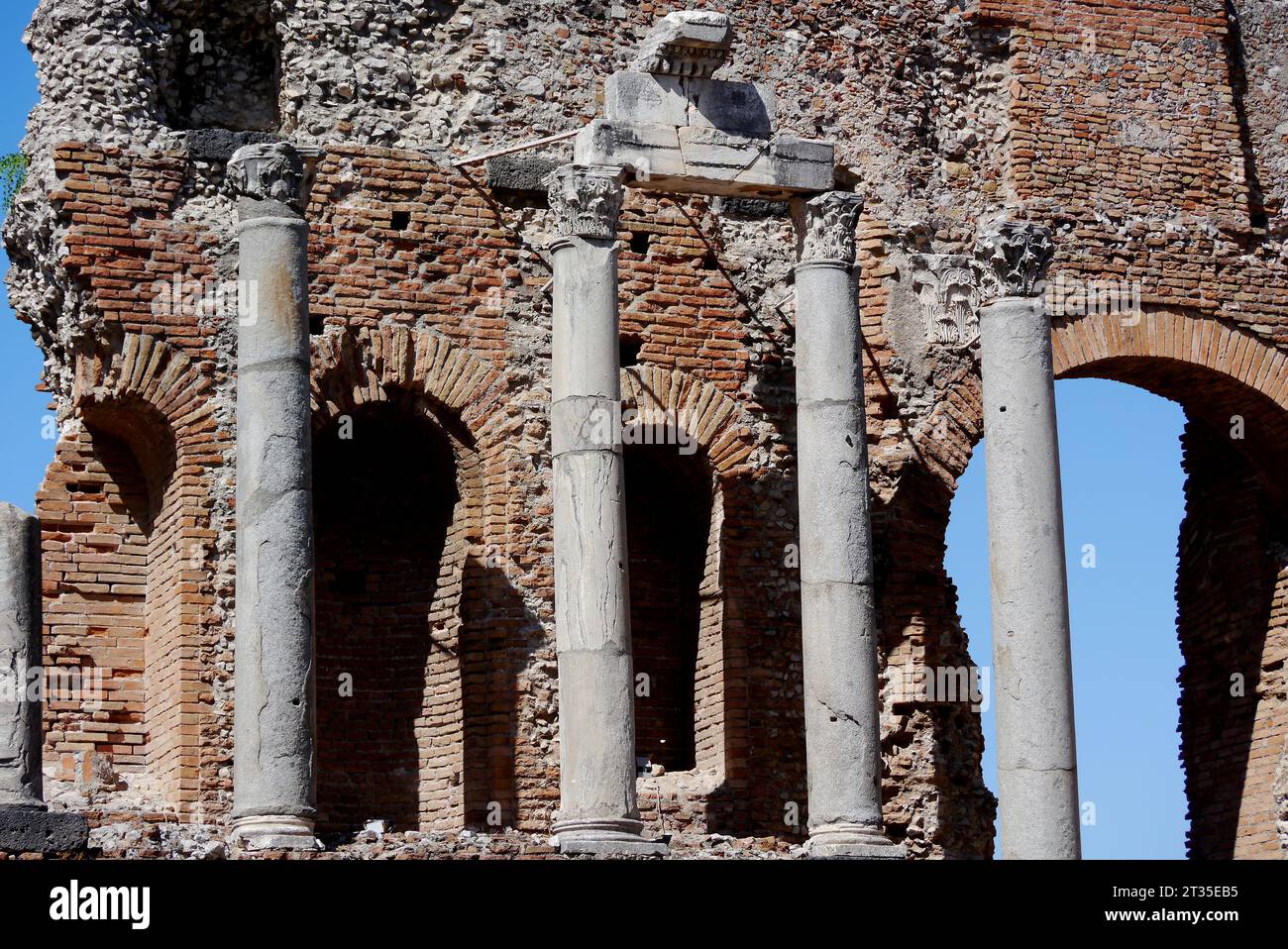 Dettagli delle rovine dell'Antico Teatro Greco di Taormina (Teatro antico di Taormina) a Taormina, Sicilia, Italia, UE. Foto Stock