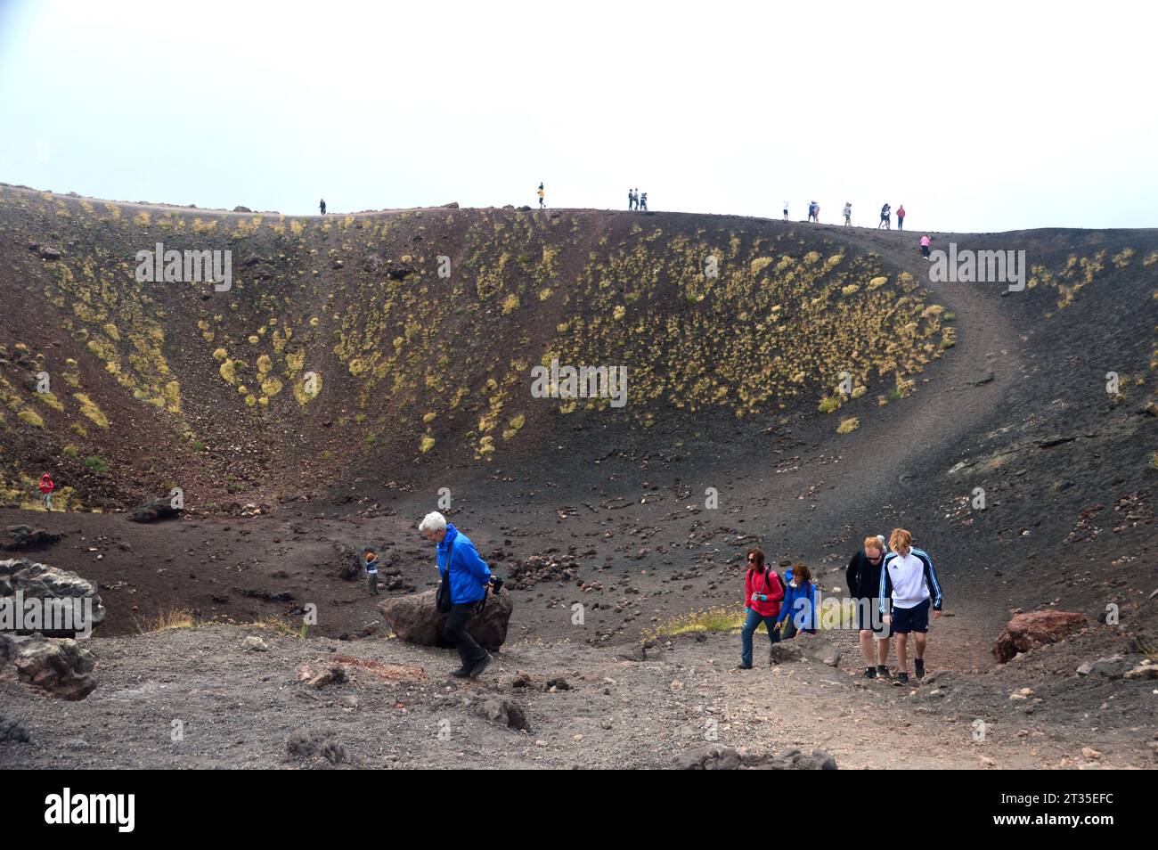 Persone/turisti camminando ed esplorando i Crateri Silvestri sotto la cima del vulcano Etna in Sicilia, Italia, UE. Foto Stock