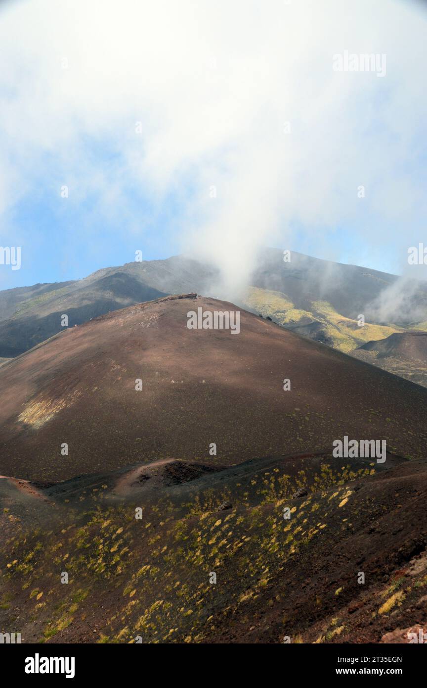 I Crateri Silvestri sotto la cima del vulcano Etna in Sicilia, Italia, UE. Foto Stock
