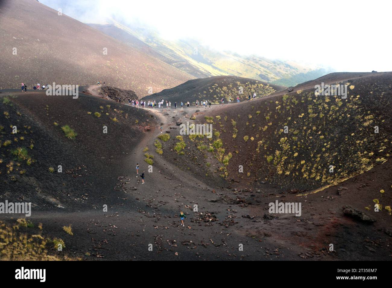 Persone/turisti camminando ed esplorando i Crateri Silvestri sotto la cima del vulcano Etna in Sicilia, Italia, UE. Foto Stock