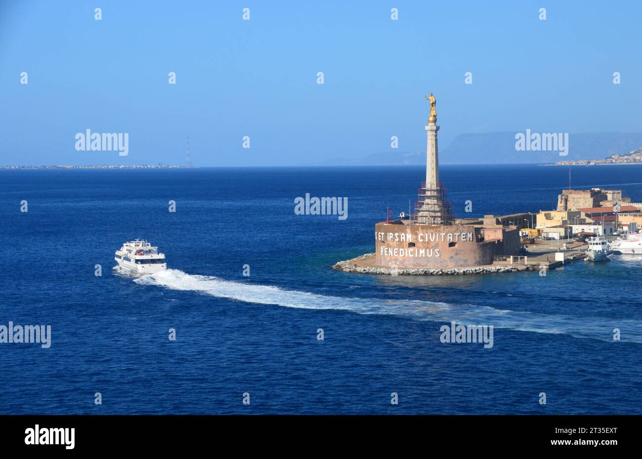 Una barca dello Statuto d'oro della Madonna della lettera si erge sull'ingresso al Porto di Messina, Sicilia, Italia, UE. Foto Stock
