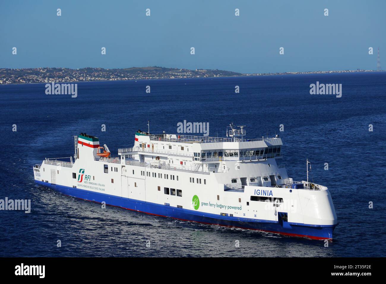 Il traghetto ibrido verde a batteria IGINIA della rete ferroviaria Italiana (gruppo FS italiane) "RFI" entra nel porto di Messina, Sicilia, Italia, UE. Foto Stock