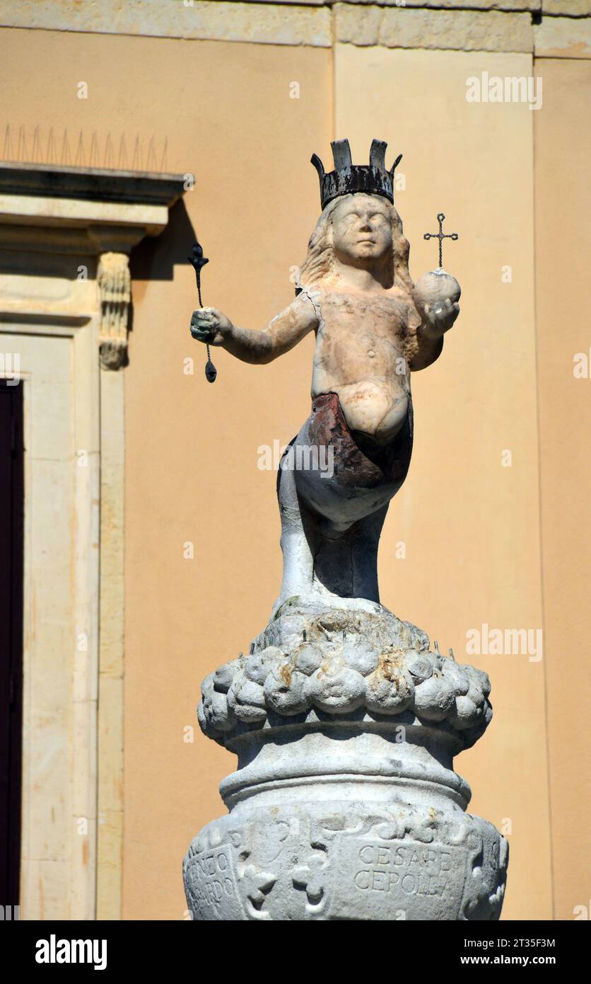 Statua in marmo del Minotauro su una fontana presso la Cattedrale di Taormina in Piazza del Duomo a Taormina, Sicilia, Italia, UE. Foto Stock
