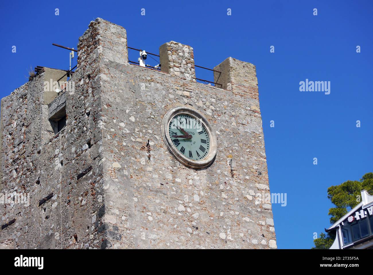 La Torre medievale in pietra dell'Orologio/Campanile nella porta di mezzo la porta d'ingresso al Villaggio di Taormina, Sicilia, Italia, UE. Foto Stock