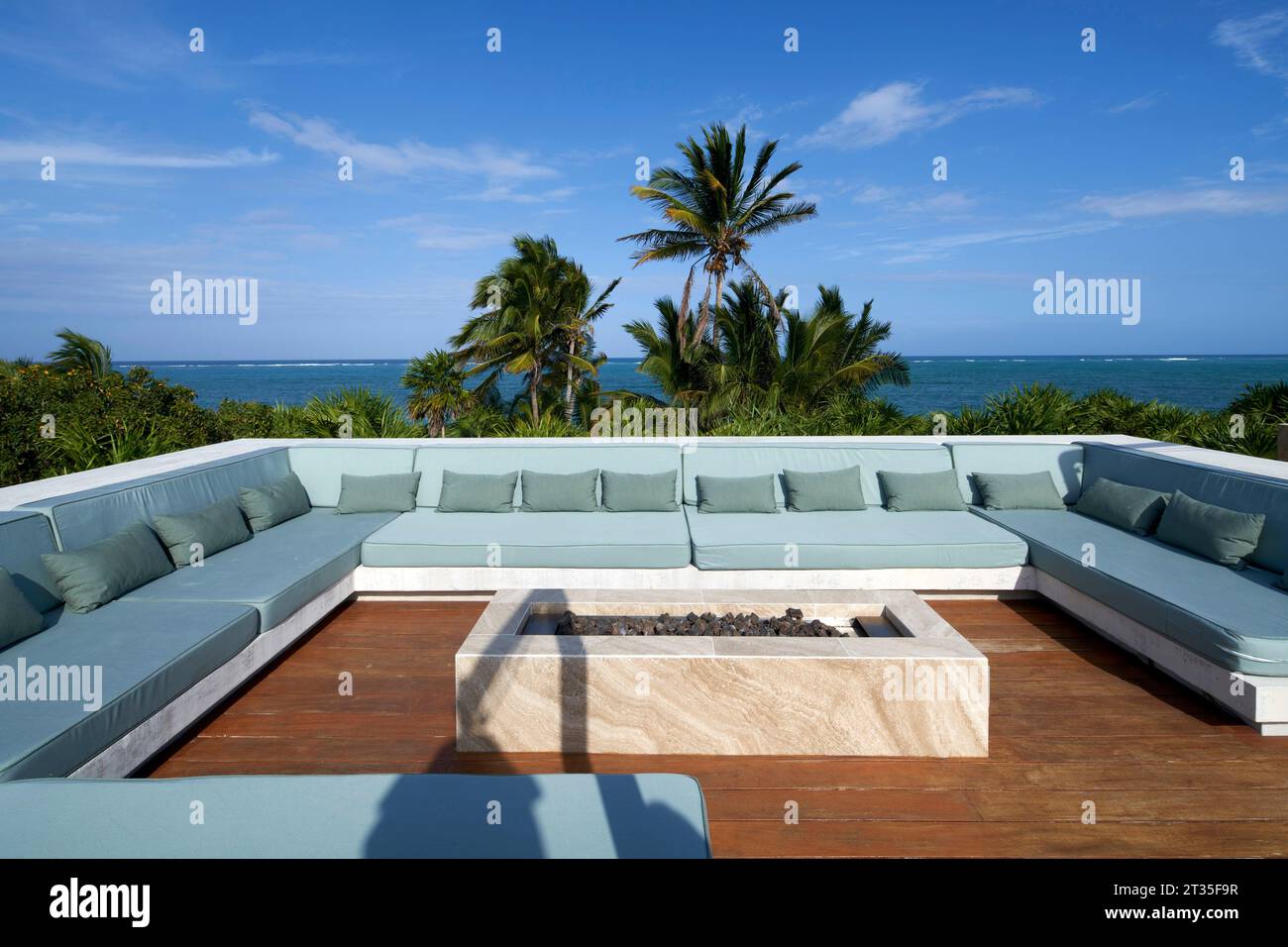 Vista sulla terrazza sul tetto. Casa Vacanze Tulum - Casa Uh K aay, Tulum, Messico. Architetto: Gantous Arquitectos, 2023. Foto Stock