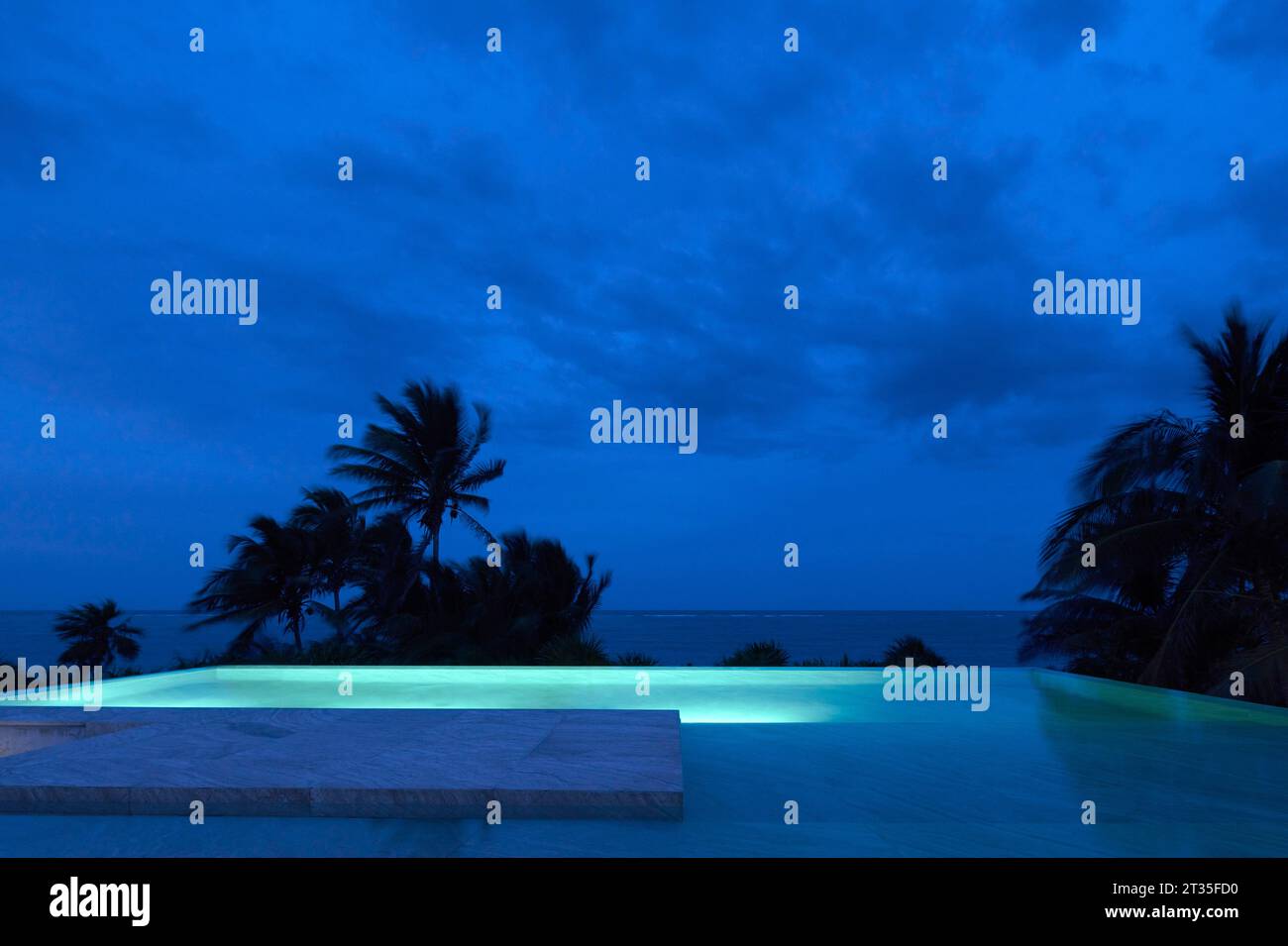 Vista della terrazza sul tetto di notte. Casa Vacanze Tulum - Casa Uh K aay, Tulum, Messico. Architetto: Gantous Arquitectos, 2023. Foto Stock
