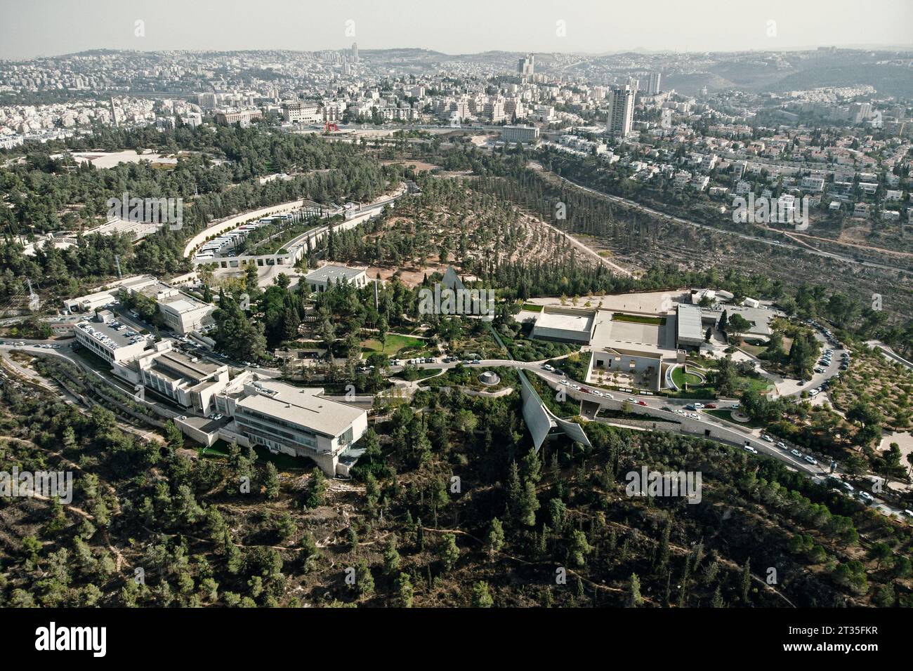 Vista aerea del museo commemorativo Yad Vashem e di Gerusalemme che si trovano a distanza sulle colline. Foto quadrocopter dei sobborghi di Gerusalemme. GERUSALEMME, ISRAELE. 24 oC Foto Stock