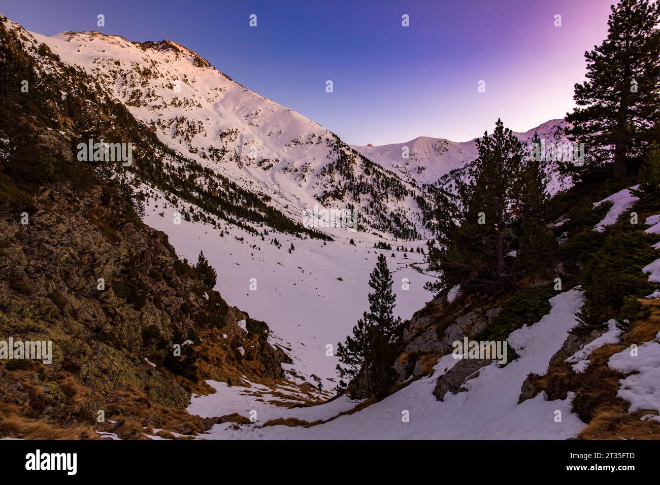 Paesaggio montano innevato al crepuscolo nei Pirenei Foto Stock