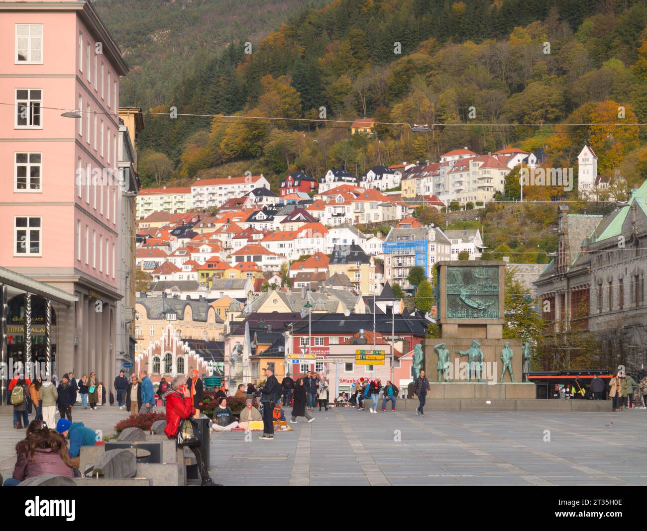 Bergen è una città sulla costa sud-occidentale della Norvegia. È circondato da montagne e fiordi, tra cui il Sognefjord, il più lungo e profondo del paese Foto Stock