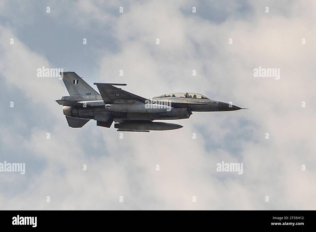 Salonicco, Grecia. 23 ottobre 2023. Un F-16D dell'aeronautica greca vola sopra la città. (Immagine di credito: © Giannis Papanikos/ZUMA Press Wire) SOLO USO EDITORIALE! Non per USO commerciale! Foto Stock