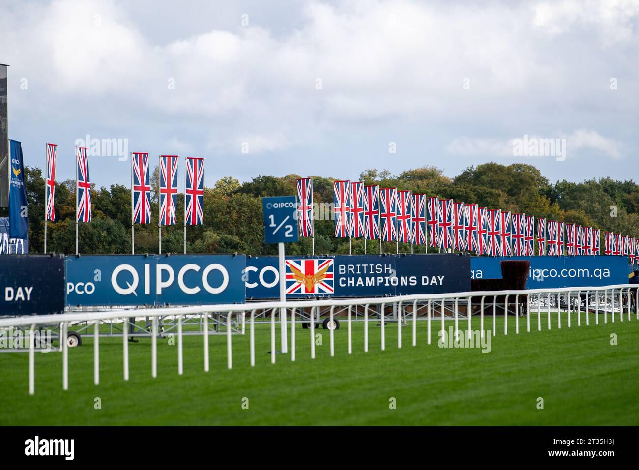 Ascot, Berkshire, Regno Unito. 21 ottobre 2023. Union Jack sbandiera sul circuito al QIPCO British Champions Day all'ippodromo di Ascot. Credito: Maureen McLean/Alamy Foto Stock