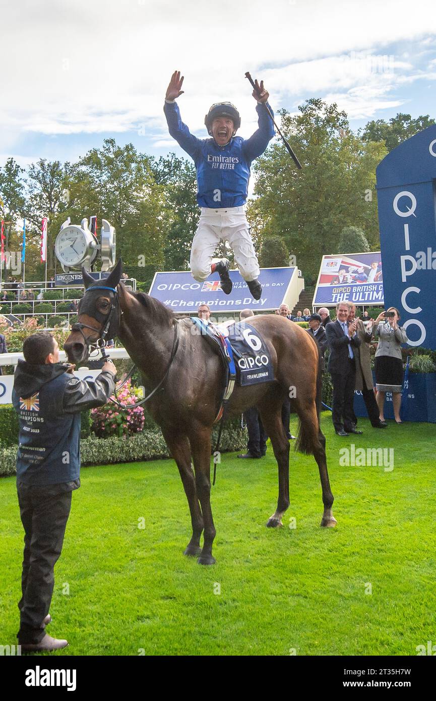 Ascot, Berkshire, Regno Unito. 21 ottobre 2023. Jockey Frankie Dettori torna al Parade Ring all'ippodromo di Ascot e fa il suo decollo di volo dopo aver vinto la QIPCO British Champions Long Distance Cup a cavallo Trawlerman al QIPCO British Champions Day all'ippodromo di Ascot. Istruttore John & Thady Gosden Newmarket. Il proprietario Godolphin. Oggi sarà l’ultima gara di Frankie Dettori nel Regno Unito prima di dirigersi verso gli Stati Uniti per continuare la sua carriera lì. Credito: Maureen McLean/Alamy Live News Foto Stock