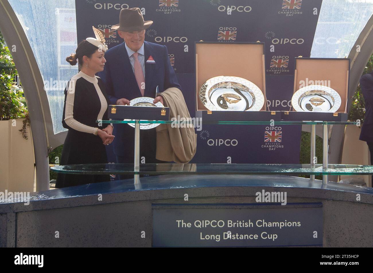 Ascot, Berkshire, Regno Unito. 21 ottobre 2023. L'allenatore John Gosden riceve il trofeo dopo che Trawlerman ha vinto la QIPCO British Champions Long Distance Cup ad Ascot Races. Credito: Maureen McLean/Alamy Live News Foto Stock