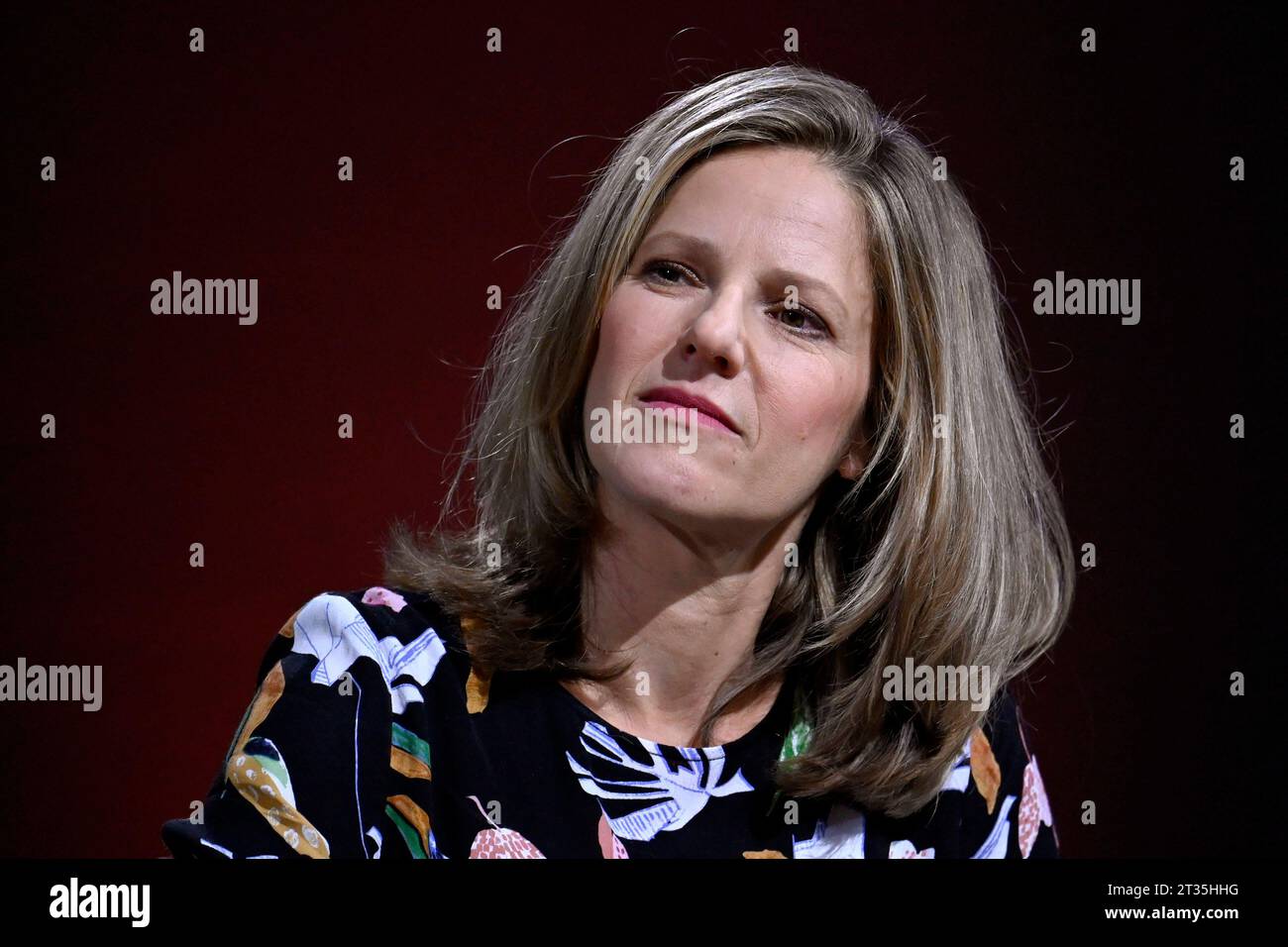 Journalistin Ariane Binder auf der Frankfurter Buchmesse 2023. Francoforte, 22.10.2023 Hessen Deutschland *** giornalista Ariane Binder alla Fiera del libro di Francoforte 2023 Francoforte, 22 10 2023 Assia Germania Copyright: XDwixAnoraganingrumx credito: Imago/Alamy Live News Foto Stock