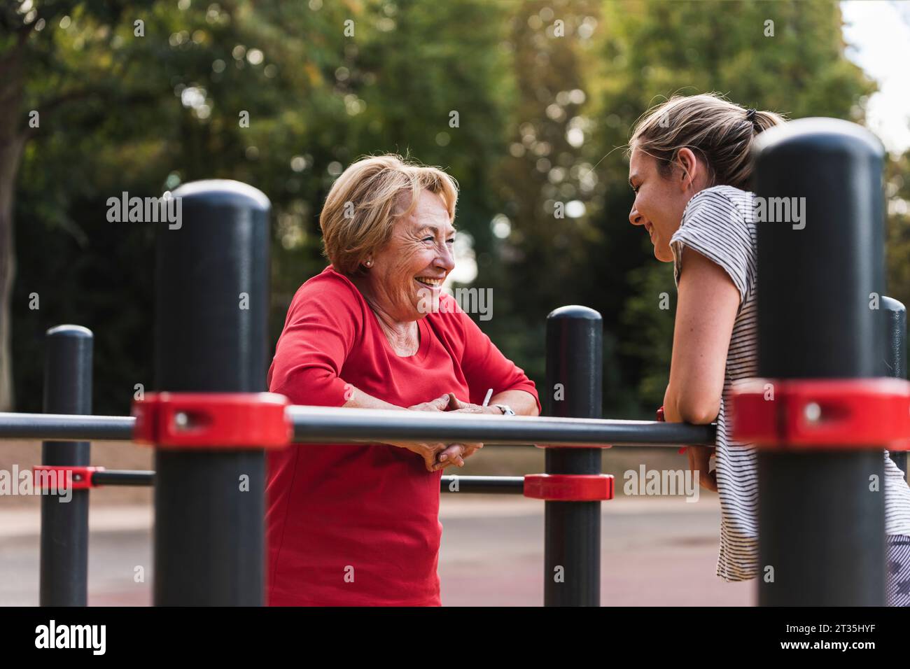 Nonna e nipote training su barre in un parco Foto Stock