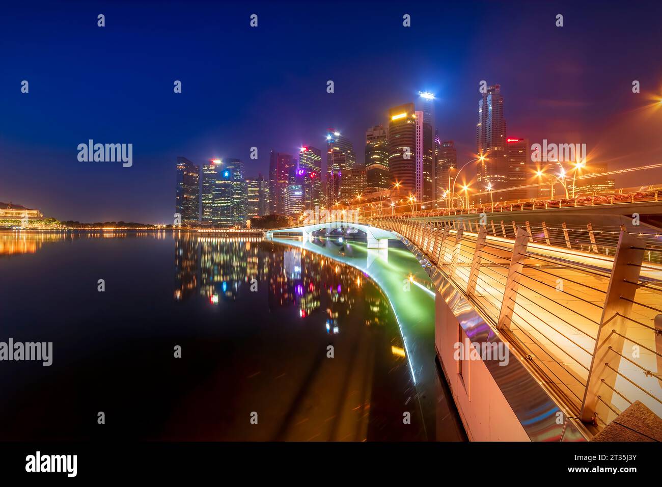 Singapore, il quartiere finanziario, edifici ad alta durante la notte Foto Stock