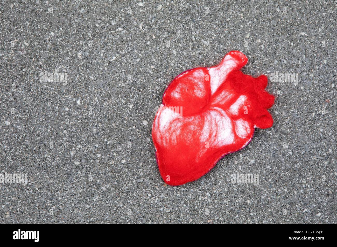 Cuore umano artificiale su strada Foto Stock