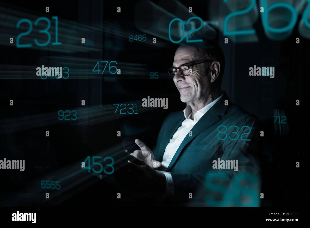 Uomo d'affari che guarda i numeri sull'interfaccia grafica utente Foto Stock