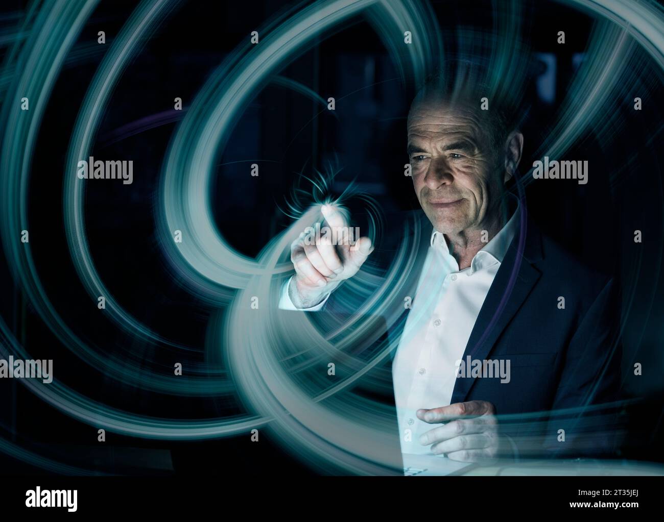 Immagine composita digitale di un uomo d'affari che crea un modello a vortice sull'interfaccia grafica utente Foto Stock