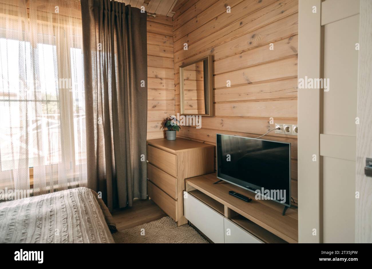 La TV era tenuta sul mobile della camera da letto a casa Foto Stock