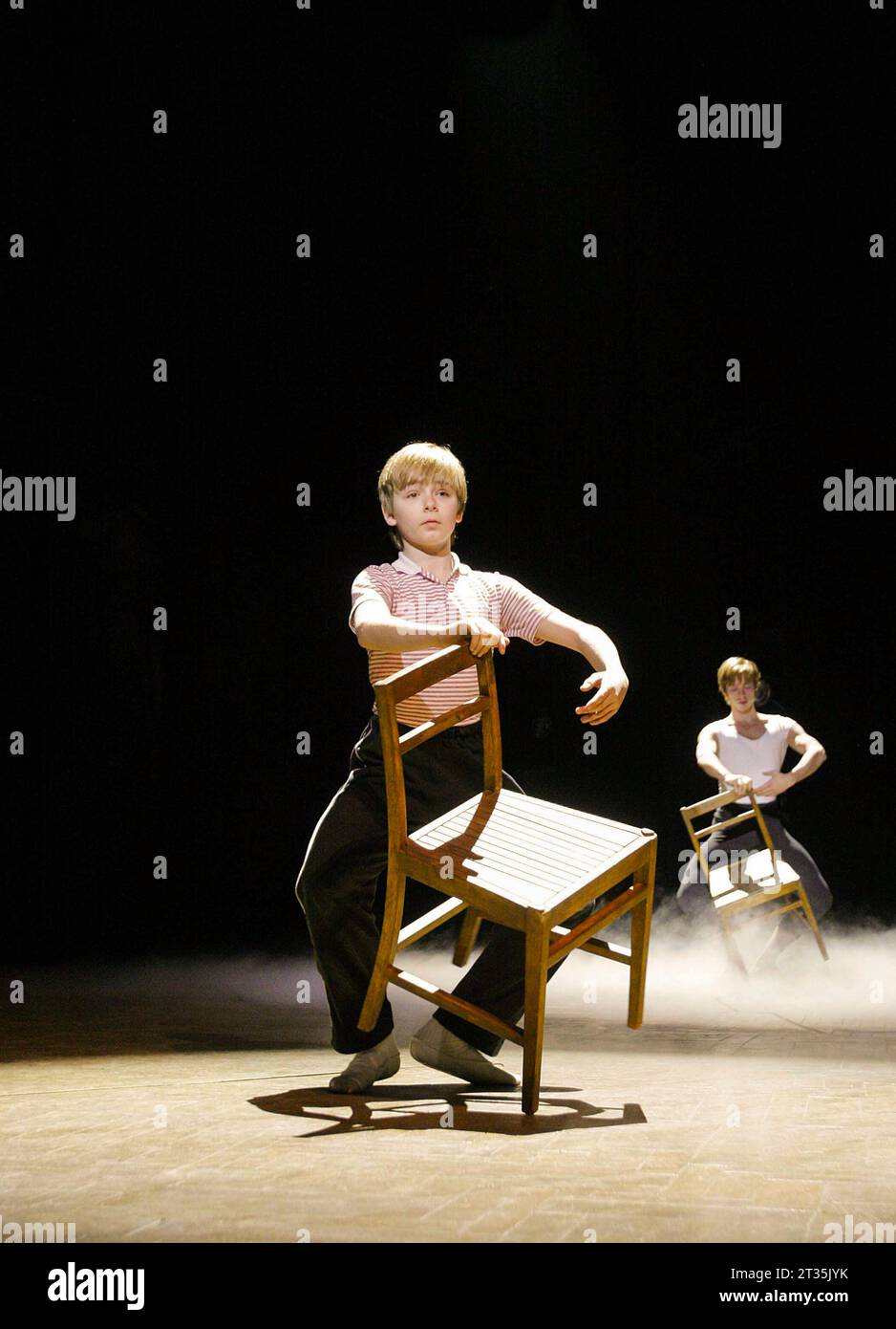 Liam Mower (Billy) con Isaac James (Older Billy - Right) in BILLY ELLIOT al Victoria Palace Theatre, Londra SW1 11/05/2005 musica: Elton John book & lyrics: Lee Hall scenografia: Ian MacNeil costumi: Nicky Gillibrand illuminazione: Rick Fisher coreografia: Peter Darling regista: Stephen Daldry Foto Stock