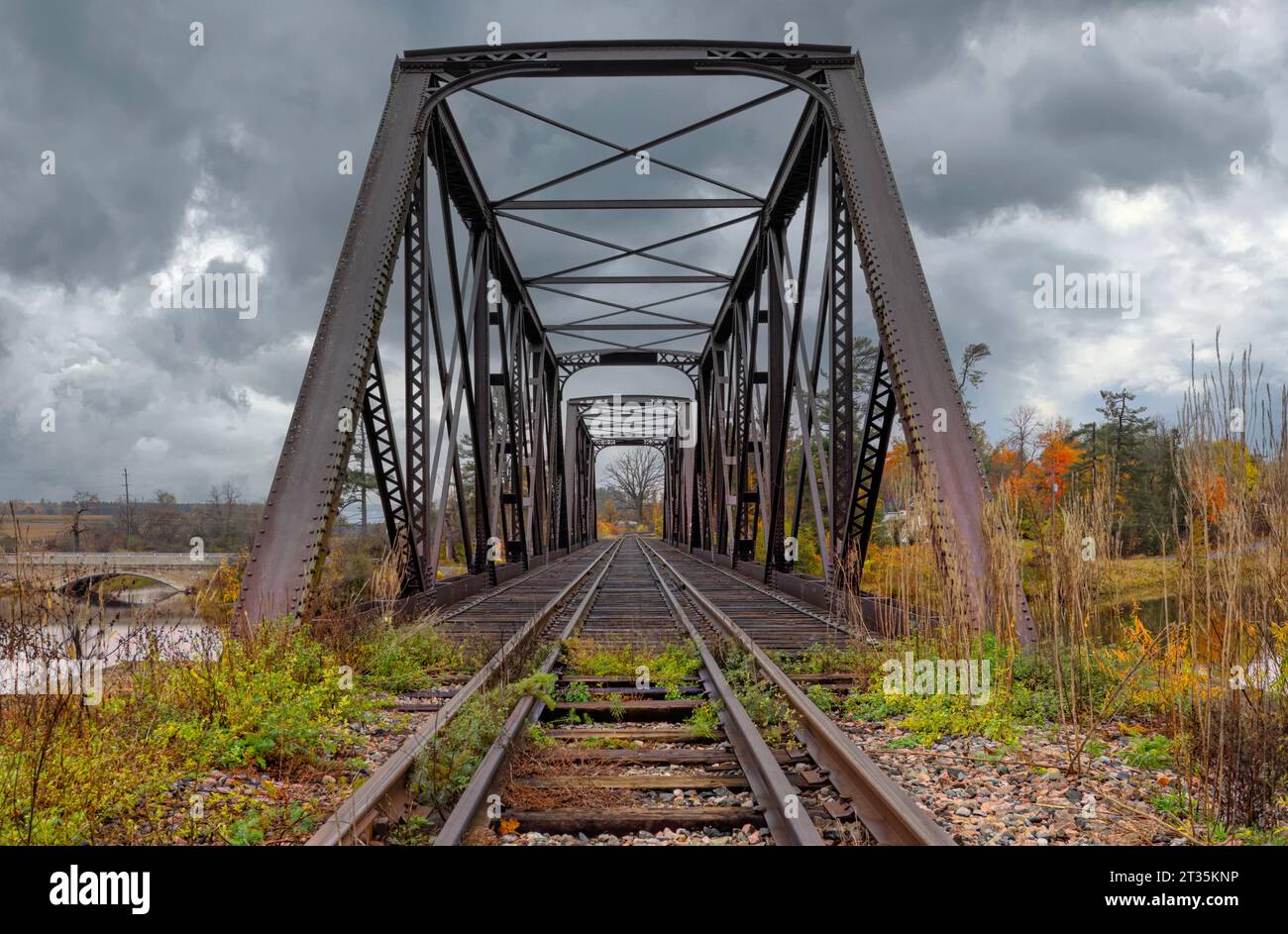Ponte a capriata a doppia campata costruito nel 1893 che attraversa il fiume Mississippi in autunno a Galetta, Ontario, Canada Foto Stock