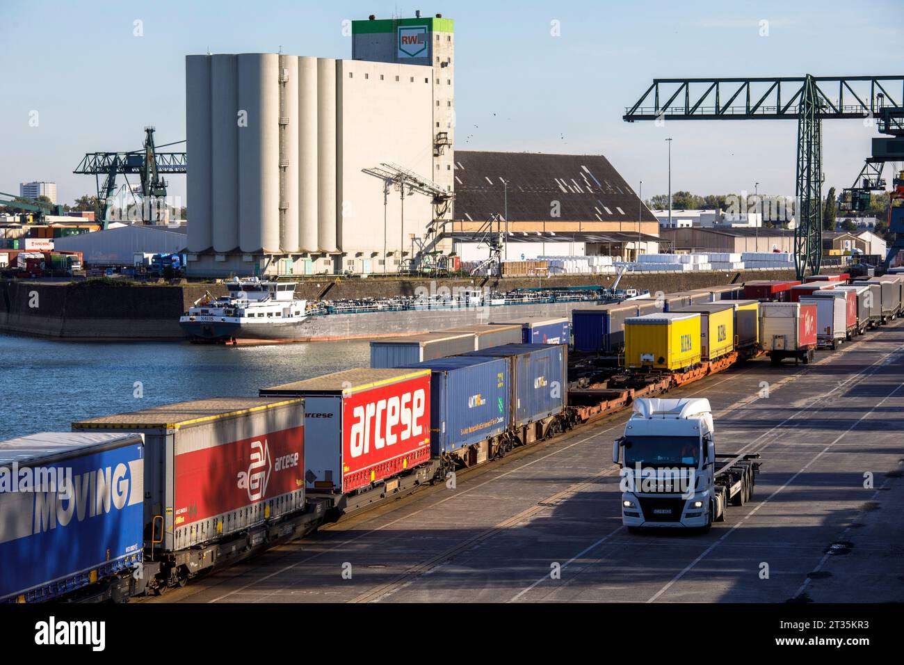 Rimorchi per camion in piedi presso il terminal Westkai del porto del Reno Niehl, silo di grano RWZ presso la banchina del magazzino, Colonia, Germania. LKW-Anhaenger Stehen am W. Foto Stock