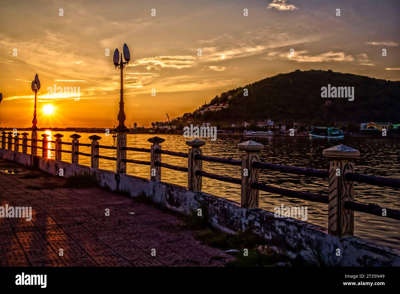 Hà Tiên, Vietnam. 23 agosto 2014. Tramonto lungo il fiume Chau a Hà Tiên, provincia di Kiên Giang, nella regione del delta del Mekong, nel Vietnam meridionale. Foto Stock