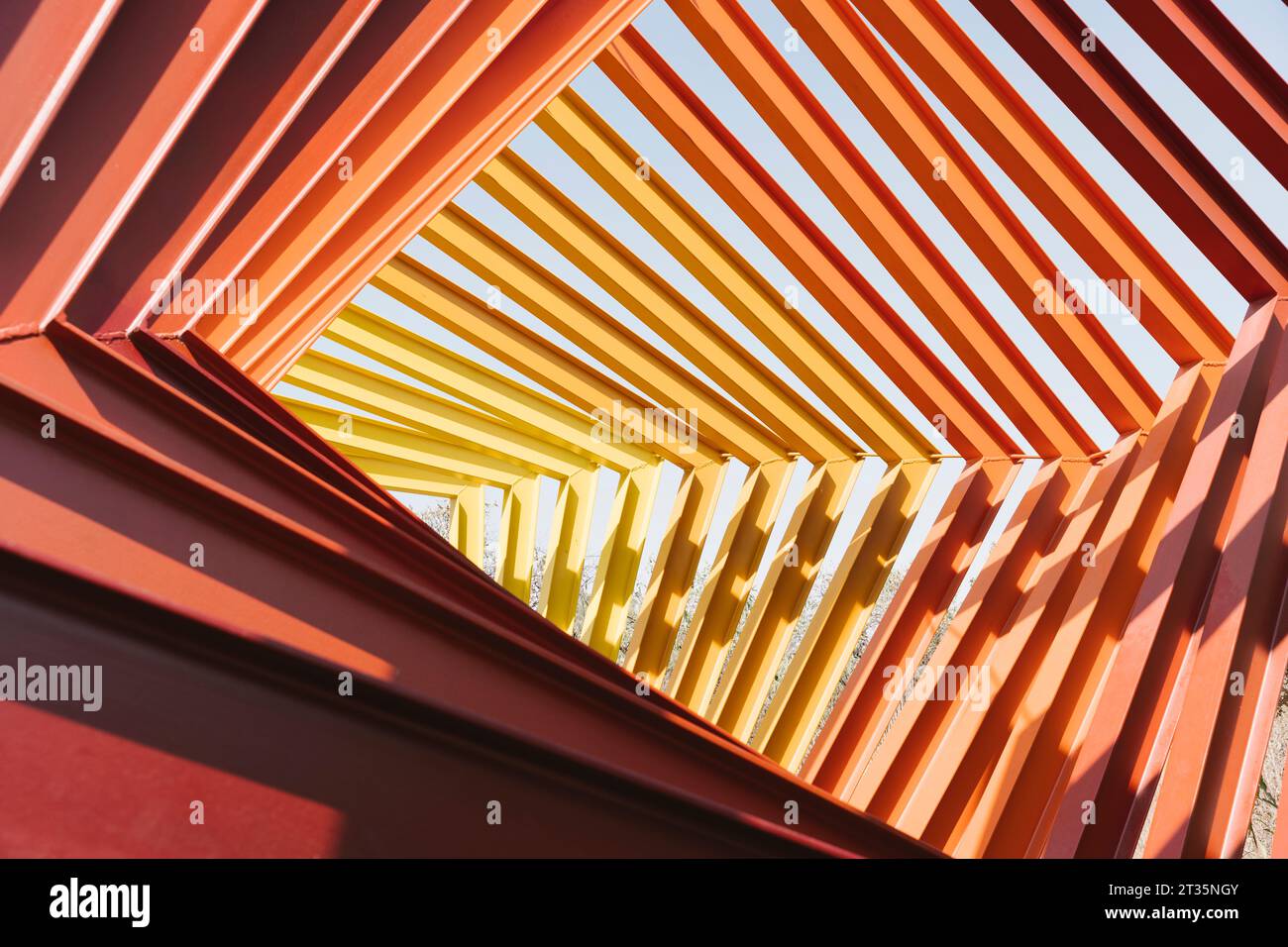 Messico, città del Messico, scultura geometrica rossa e gialla in Espacio Escultorico UNAM Foto Stock