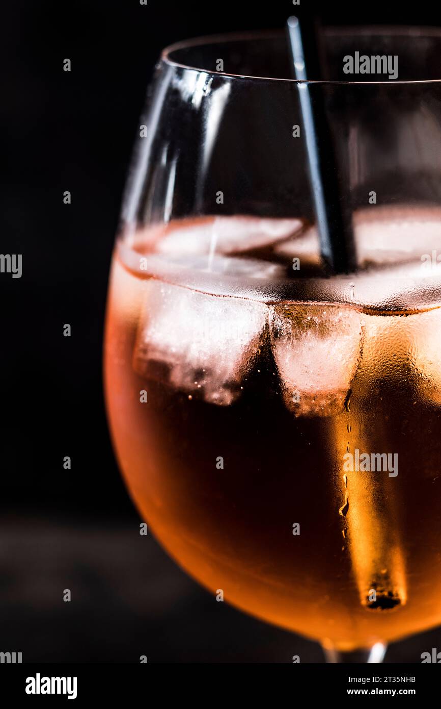 Bicchiere di Aperol spritz con cubetti di ghiaccio Foto Stock