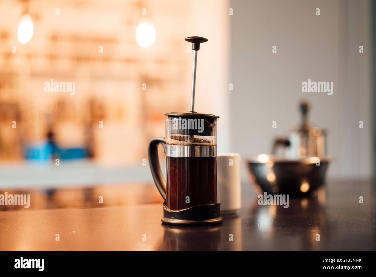 Macchina per il caffè French press sul tavolo a casa Foto Stock