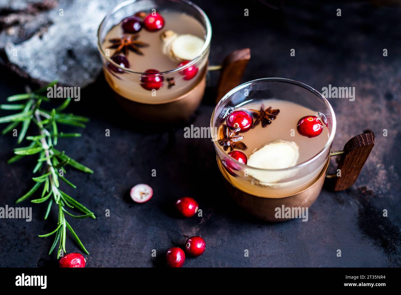 Tazze di mulo di Mosca bevono con spezie e mirtilli rossi Foto Stock