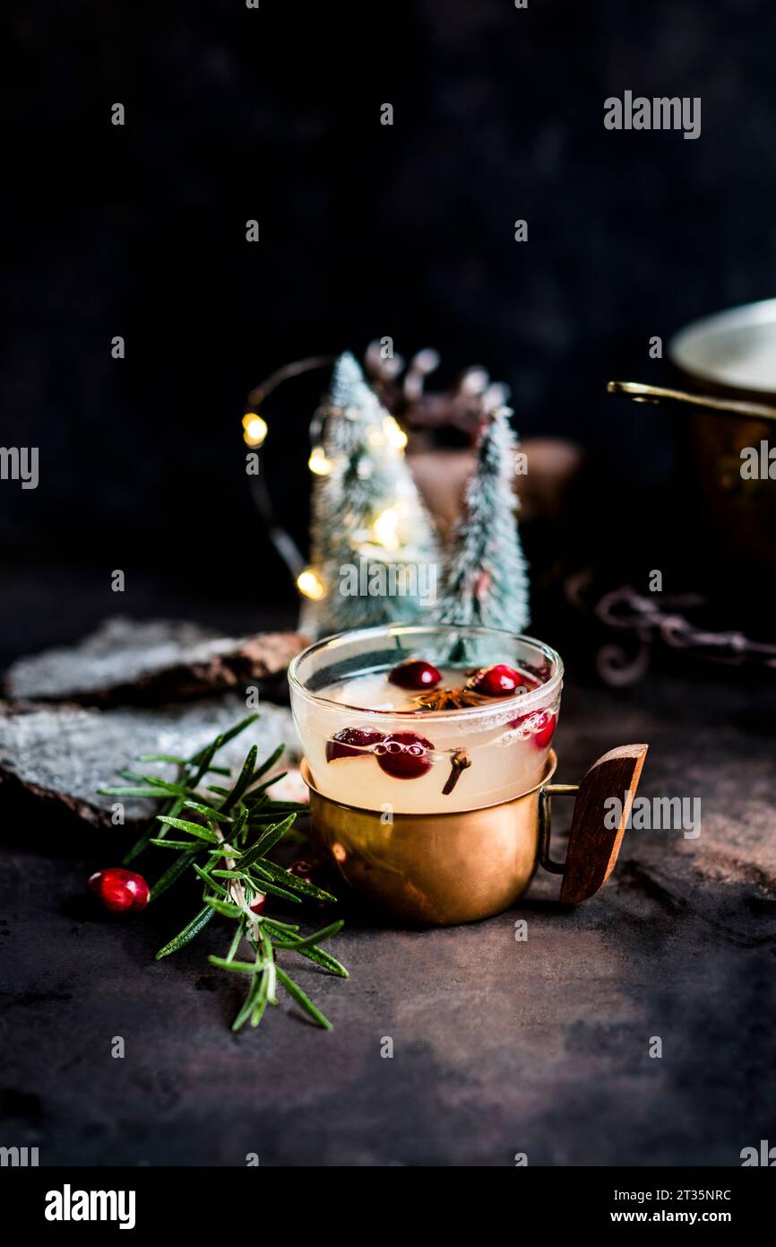 Mulo moscovita con mirtilli rossi e spezie in tazza Foto Stock