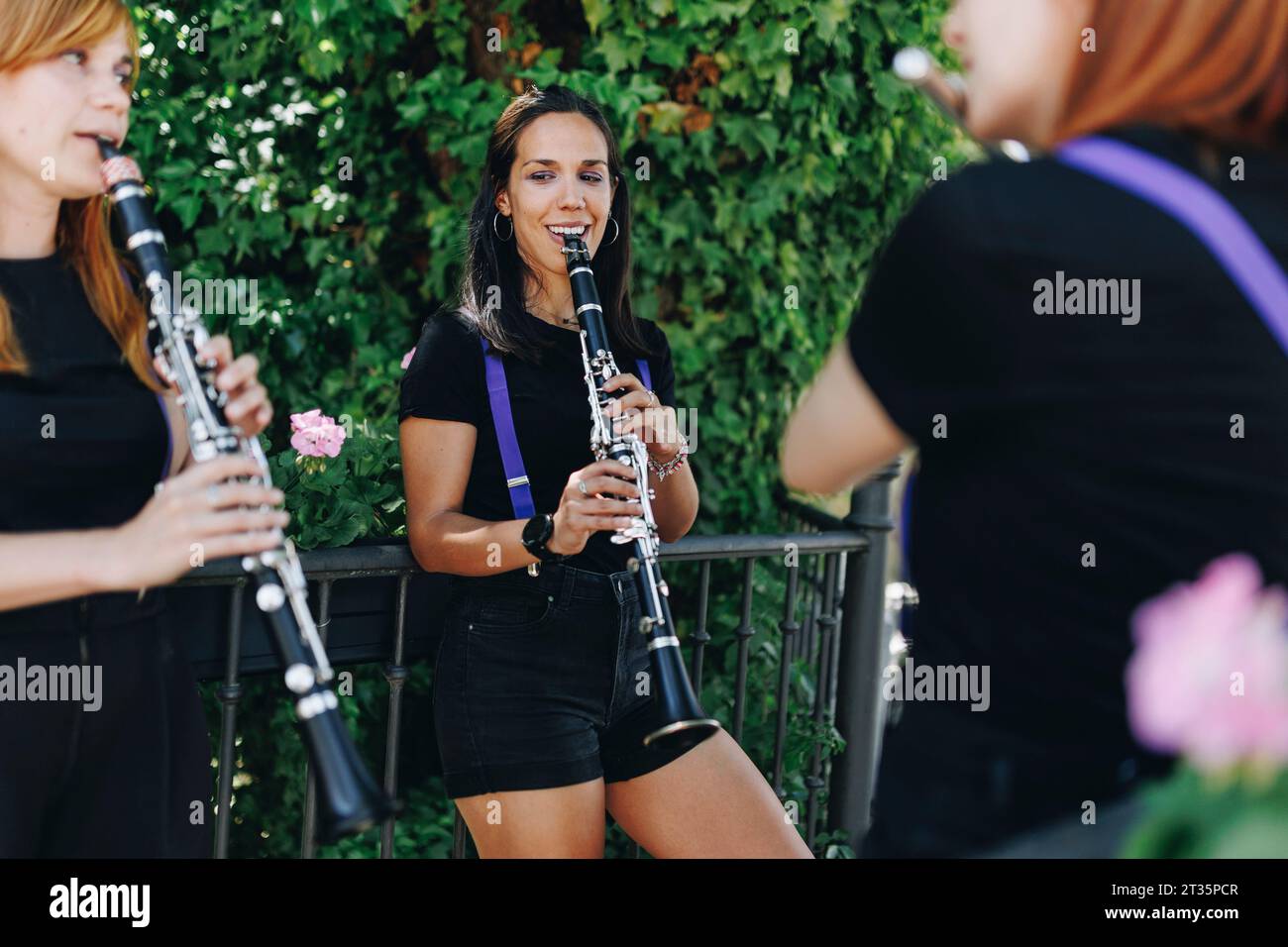 Gruppo folk femminile che prova con clarinetto Foto Stock