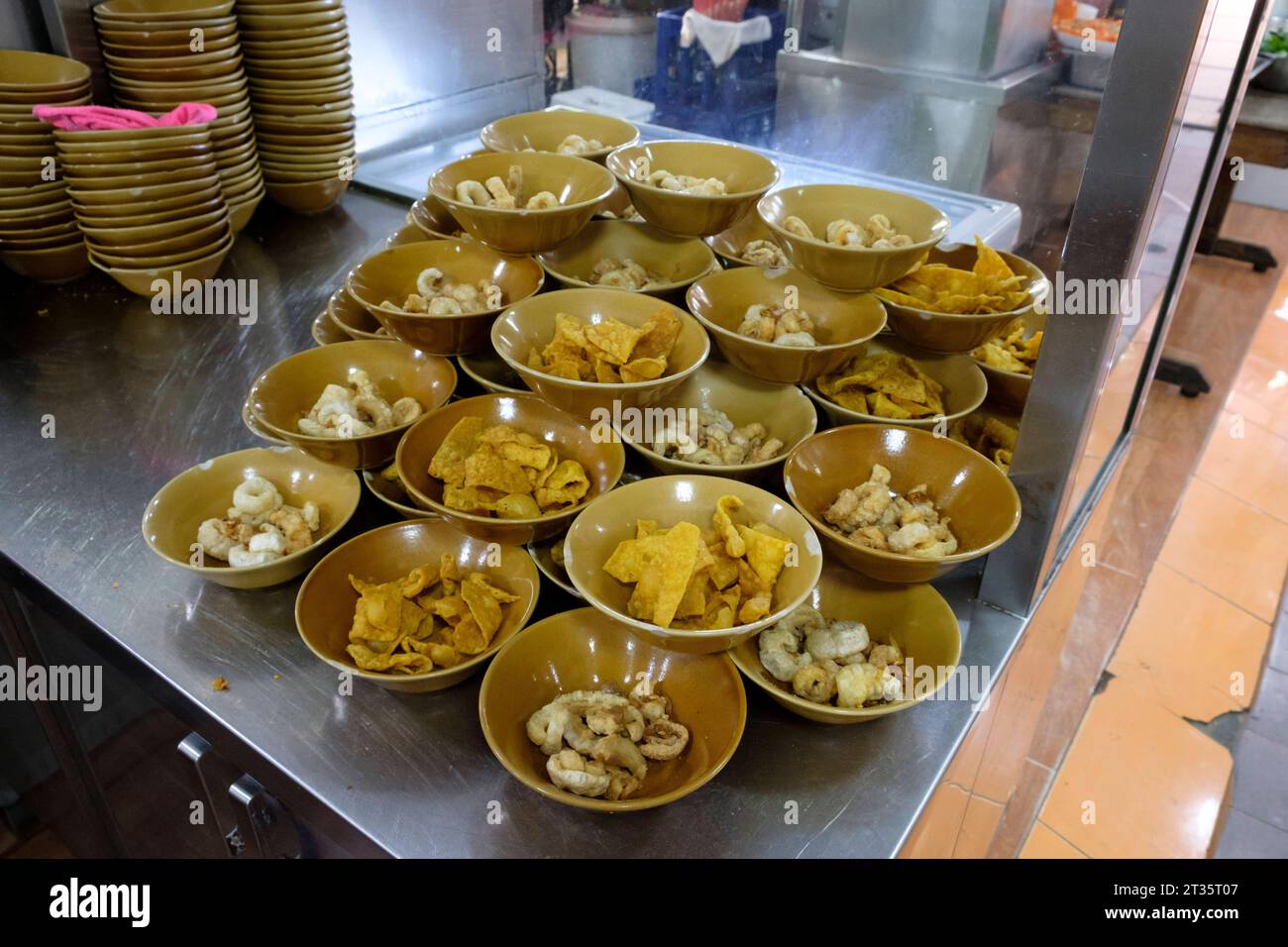 Payak Boat Noodles Nudelsuppe in der Boat Noodle Alley Beim Victory Monument - Bangkok - Thailandia, dicembre 2022 *** Payak Boat Noodles Noodle Soup at Boat Noodle Alley Near Victory Monument Bangkok Thailandia, dicembre 2022. Credito: Imago/Alamy Live News Foto Stock