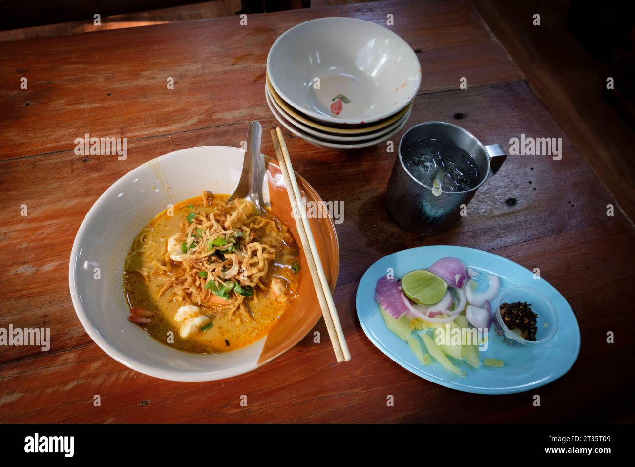 Payak Boat Noodles Nudelsuppe in der Boat Noodle Alley Beim Victory Monument - Bangkok - Thailandia, dicembre 2022 *** Payak Boat Noodles Noodle Soup at Boat Noodle Alley Near Victory Monument Bangkok Thailandia, dicembre 2022. Credito: Imago/Alamy Live News Foto Stock