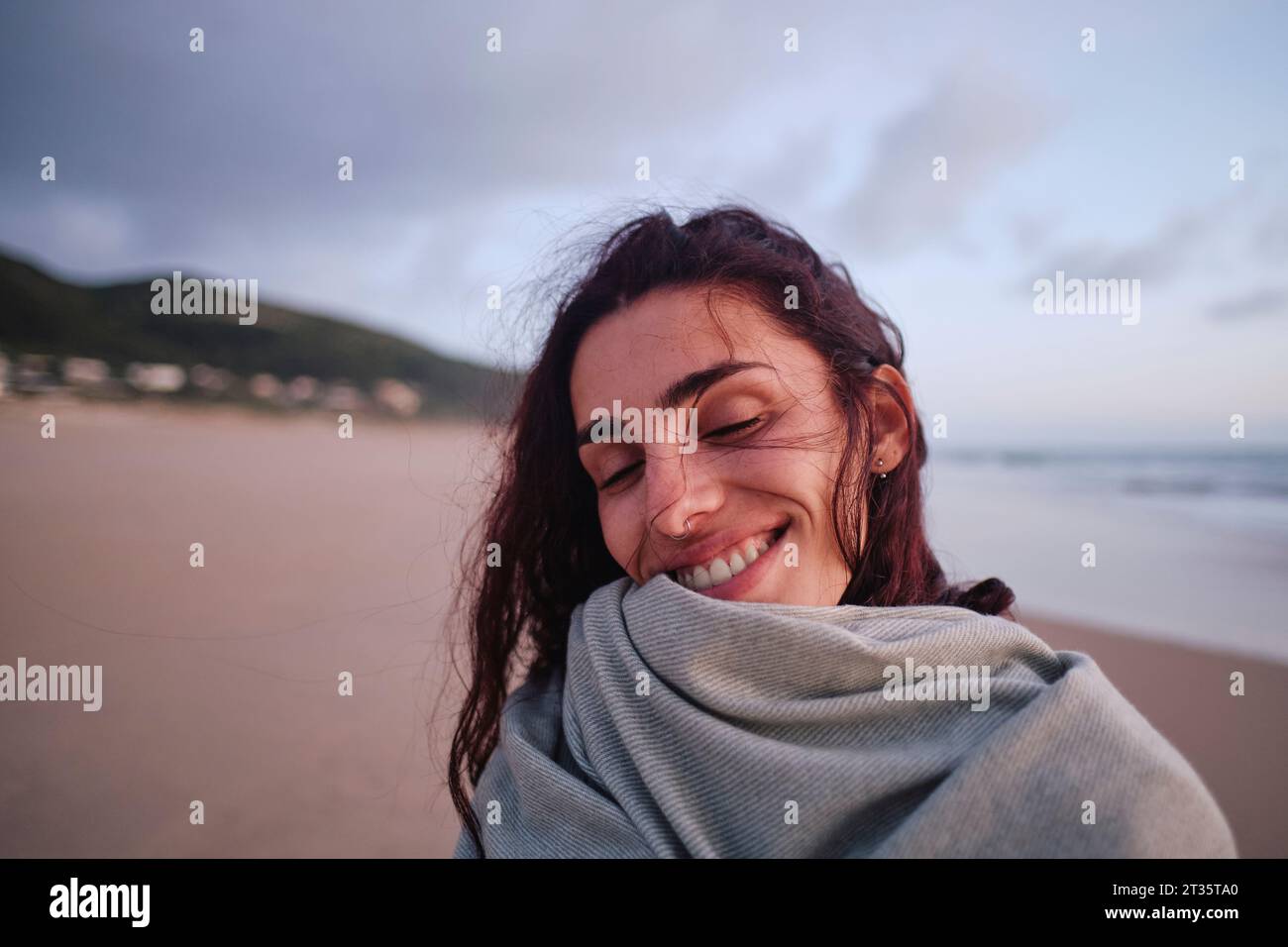 Donna felice con gli occhi chiusi alla spiaggia Foto Stock