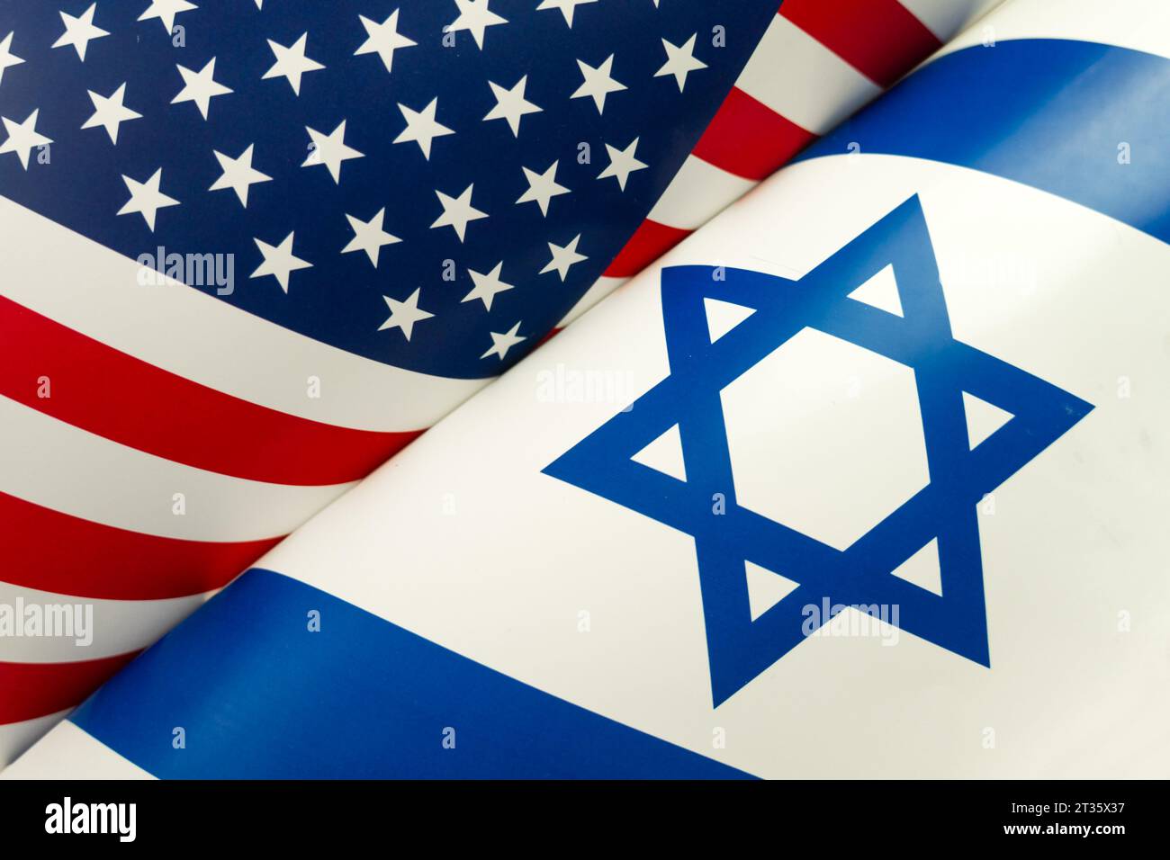 USA Israele. Foto bandiera americana e bandiera di Israele trasmette la partnership tra due stati attraverso i simboli principali di questi paesi Foto Stock