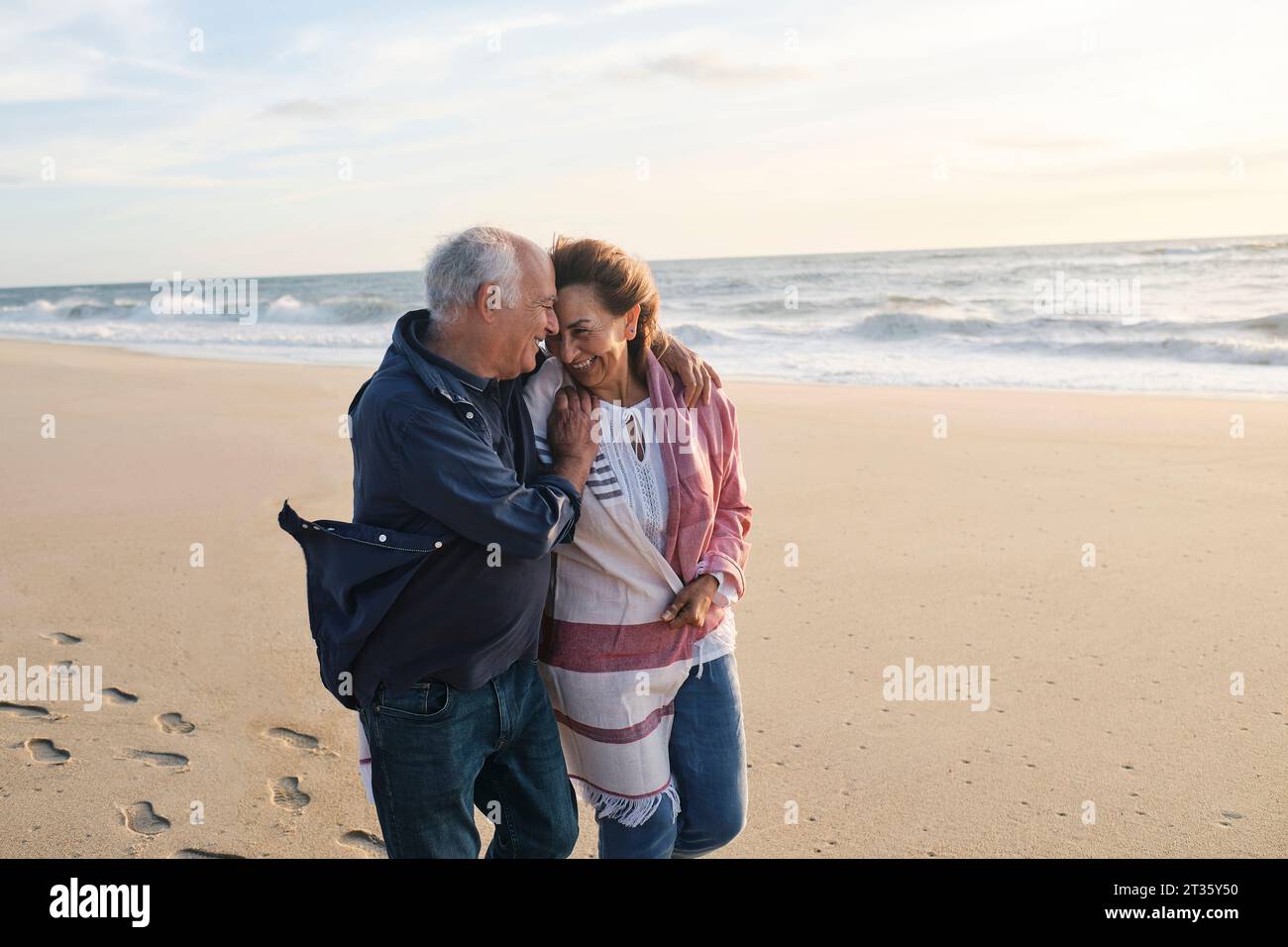 Adora la coppia anziana che si diverte in spiaggia Foto Stock