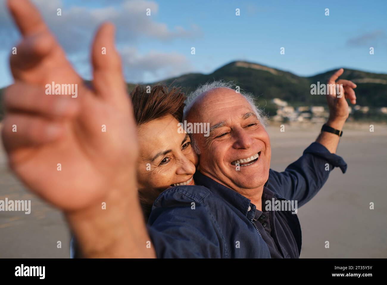Felice coppia anziana che si diverte insieme in spiaggia Foto Stock